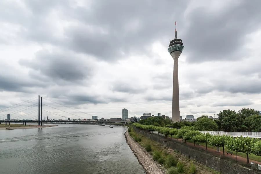 Düsseldorf: Rheinturm und Medienhafen