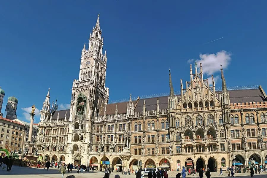 München: Marienplatz mit Rathaus und Frauenkirche