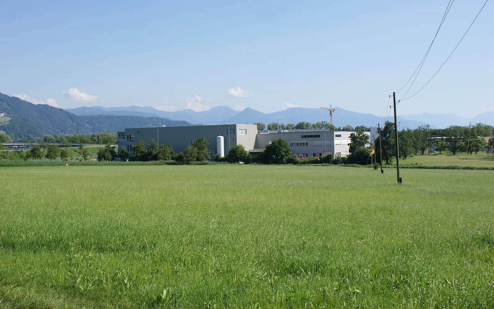 Atelier de formation avec établis et machines.