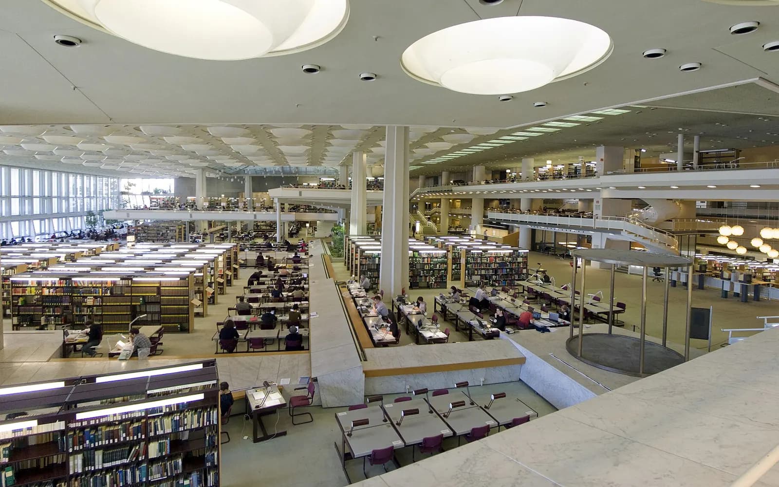 Lesesaal der Staatsbibliothek zu Berlin mit Lernenden.